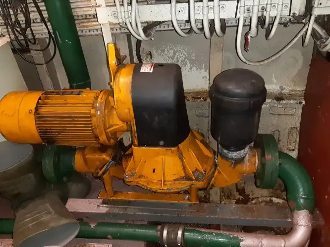 Tàu kéo lưới để bán
