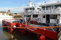 Tàu hai thân để bán