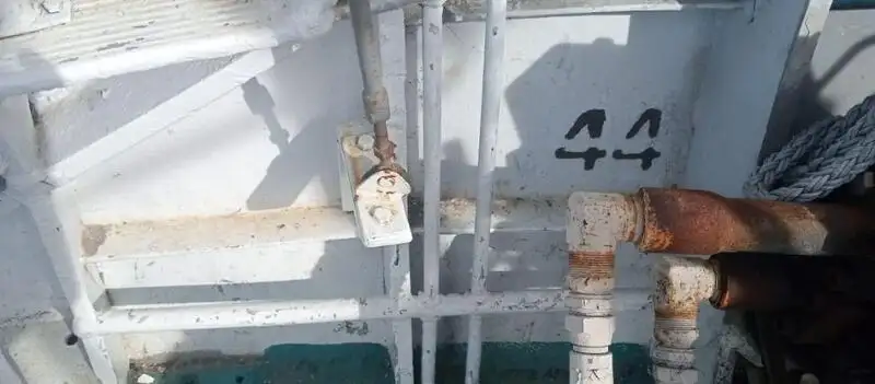Tàu kéo lưới để bán