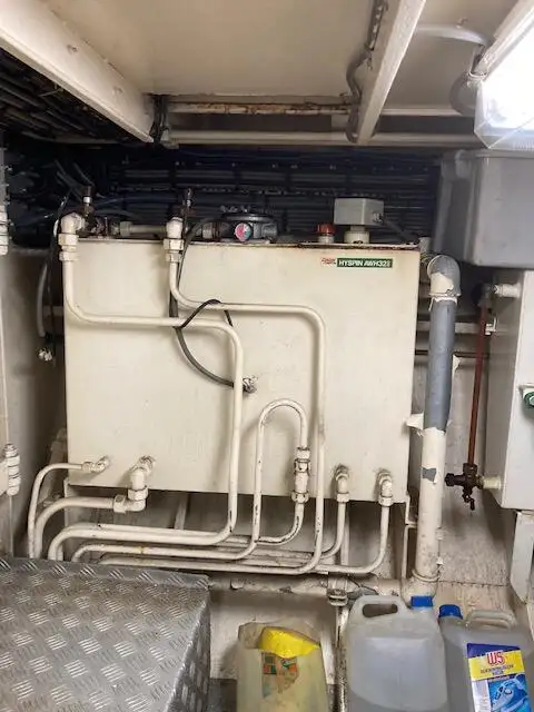 Tàu làm việc để bán