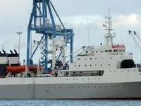Tàu kéo lưới để bán
