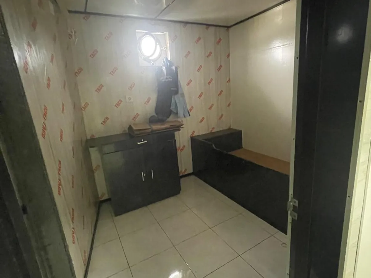 Sà lan để bán