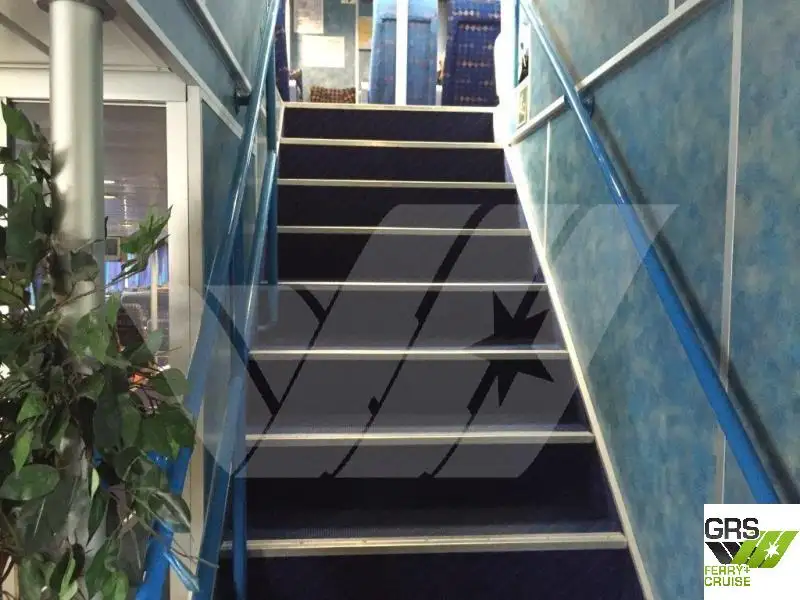 Tàu du lịch để bán
