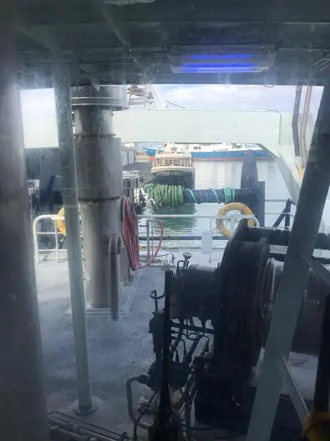 Tàu kéo lưới để bán