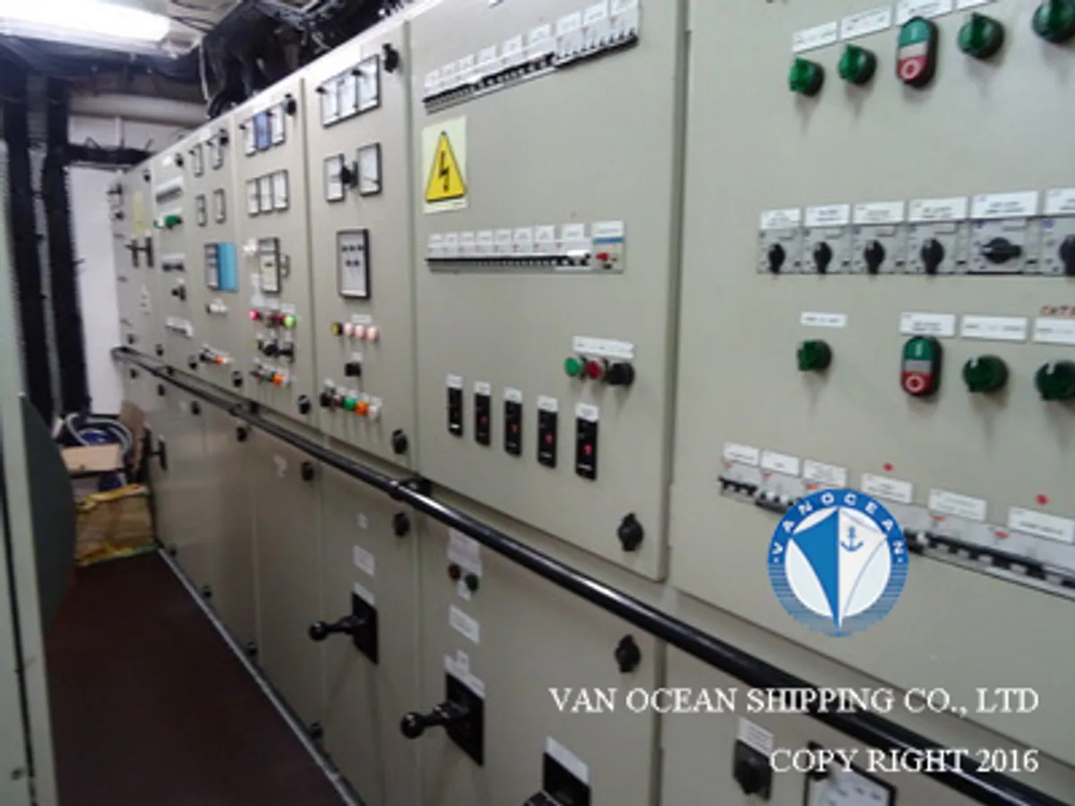 Tàu kéo lưới để bán