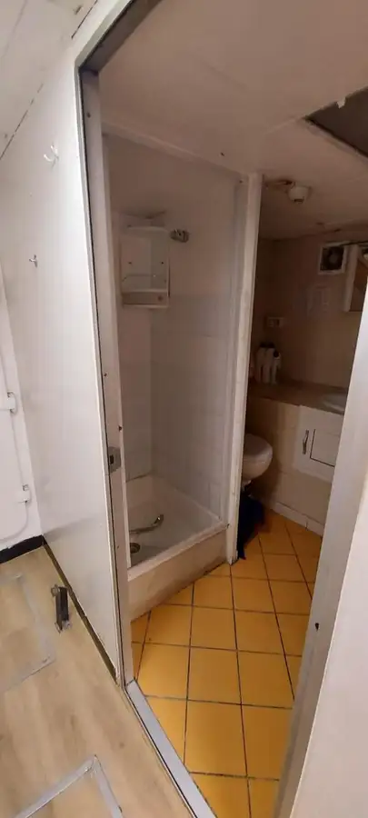 Tàu chở thủy thủ đoàn để bán