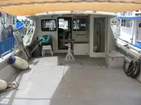 Tàu chở thủy thủ đoàn để bán
