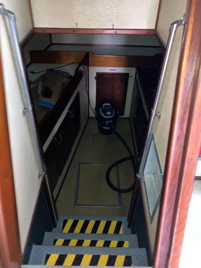 Tàu chở thủy thủ đoàn để bán