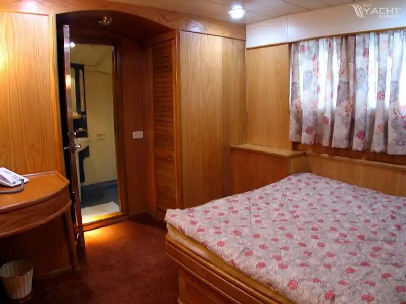 Tàu hỗ trợ lặn để bán
