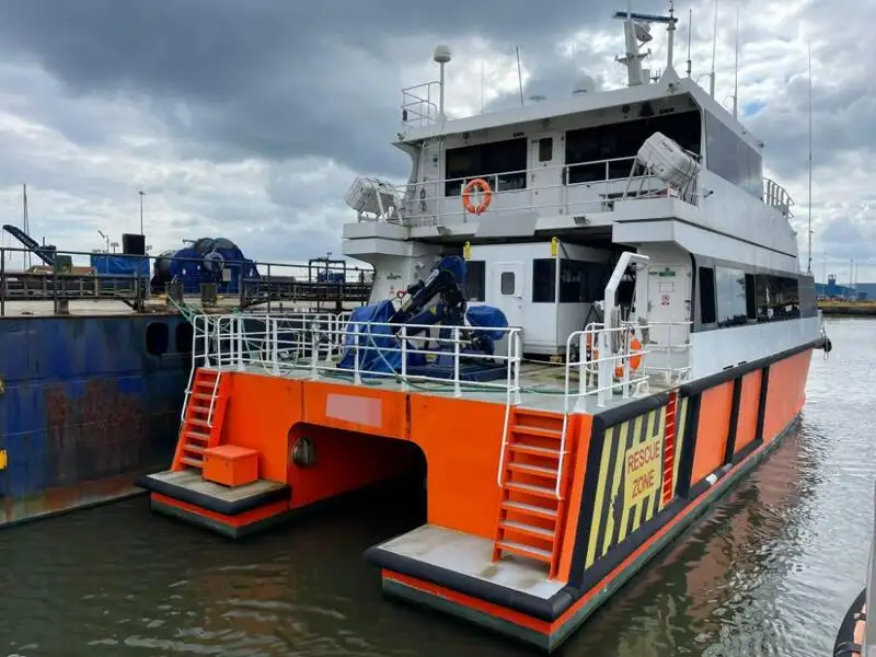 Tàu container để bán