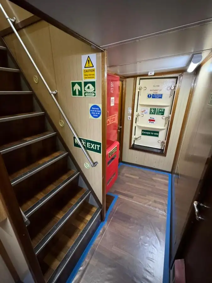Tàu container để bán