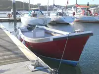 Tàu làm việc để bán