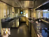 Tàu chở khách và hàng hóa để bán