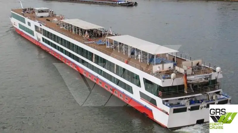 Tàu du lịch để bán