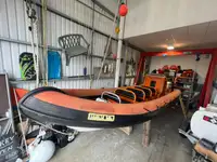 Thuyền làm việc rao bán