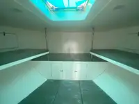 Tàu chở thủy thủ đoàn để bán