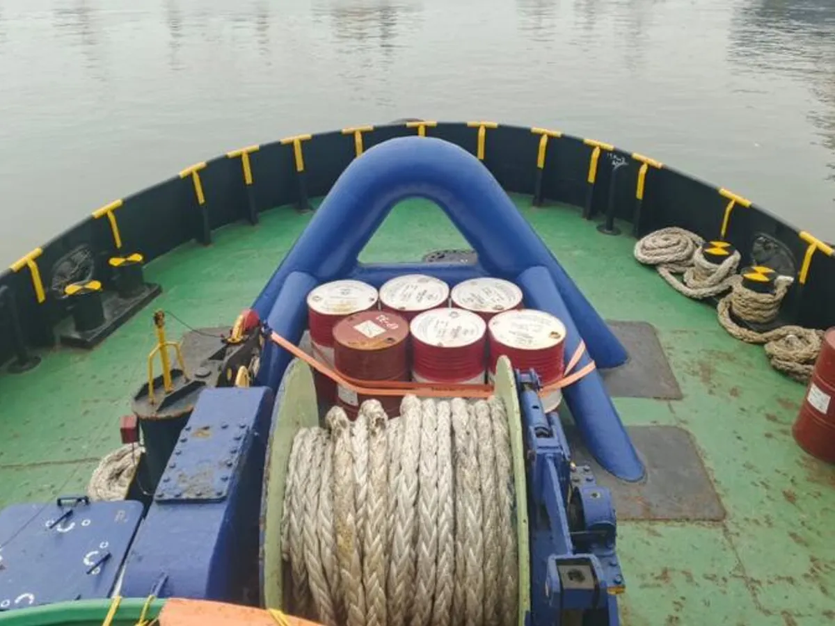 Tàu kéo để bán