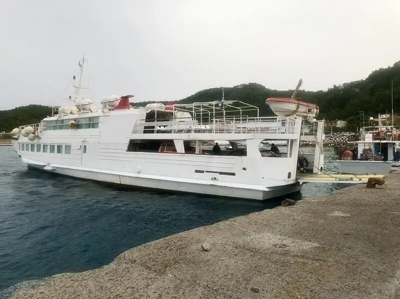 Tàu chở khách để bán
