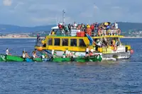 Tàu phà để bán