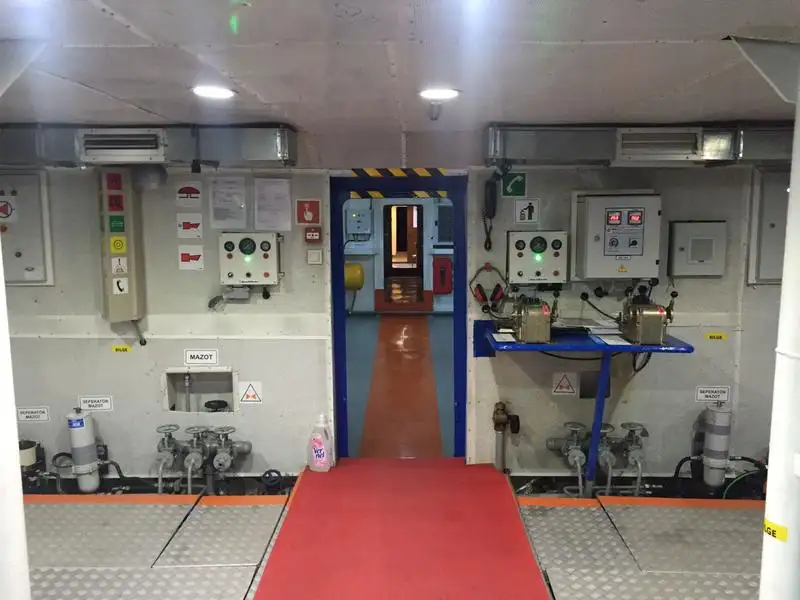 Tàu du lịch để bán