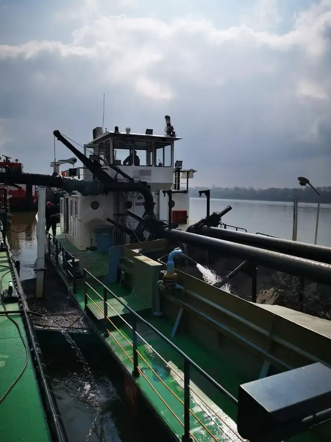 Tàu nạo vét để bán