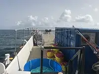Tàu đổ bộ, chở hàng để bán