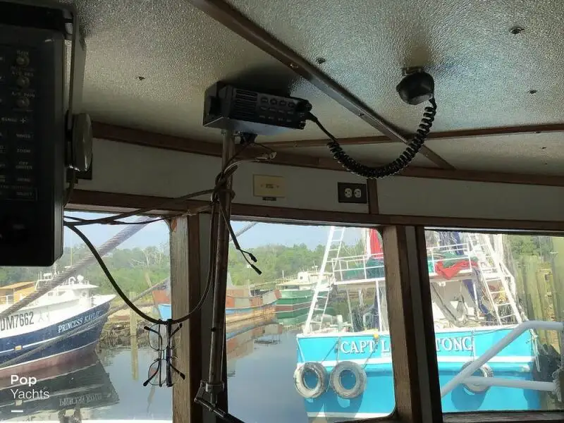 Tàu kéo lưới để bán