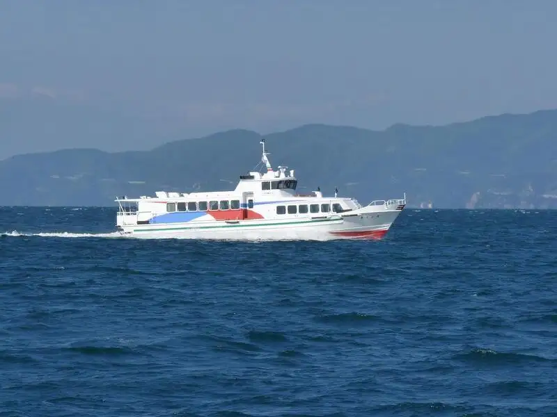 Tàu phà để bán