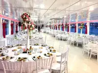 Tàu du lịch để bán