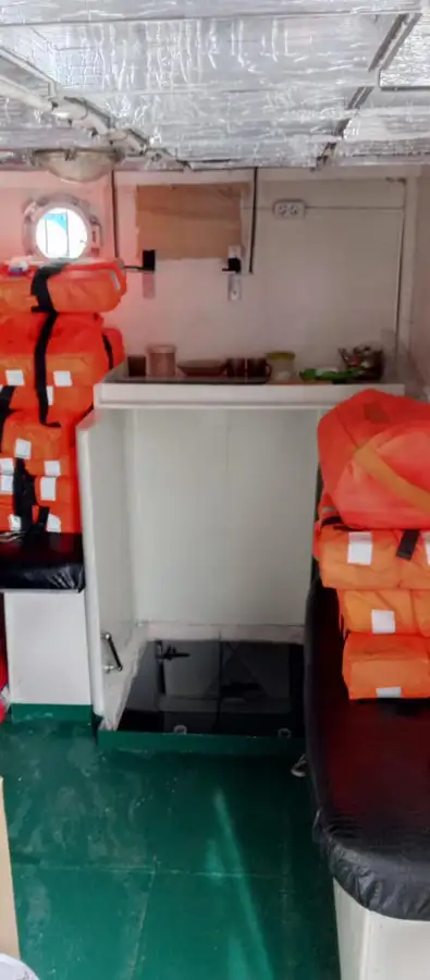 Tàu kéo lưới để bán