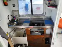Tàu kéo lưới để bán