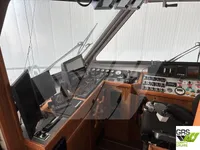 Tàu chở khách và hàng hóa để bán