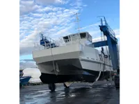 Tàu chở thủy thủ đoàn để bán