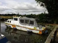 Tàu làm việc để bán
