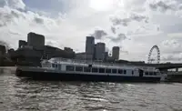 Tàu chở khách và hàng hóa để bán