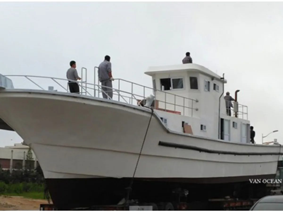 Tàu kéo lưới để bán