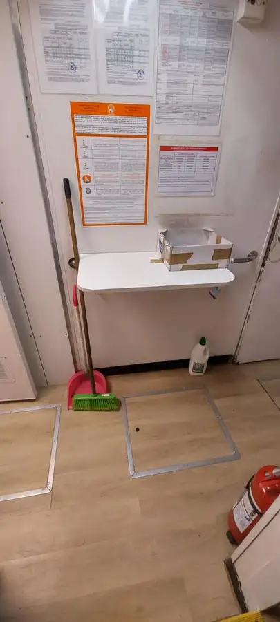 Tàu chở thủy thủ đoàn để bán