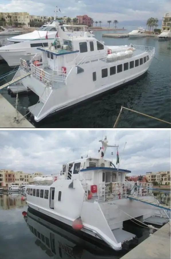 Tàu hai thân để bán