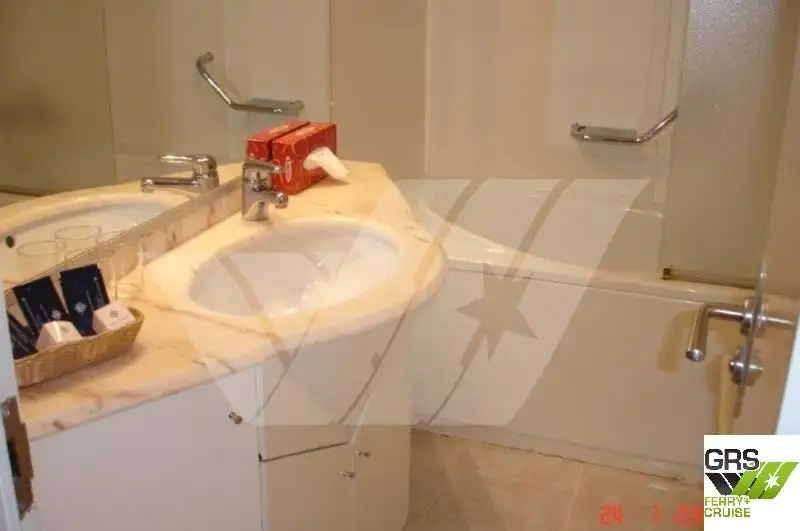 Tàu du lịch để bán