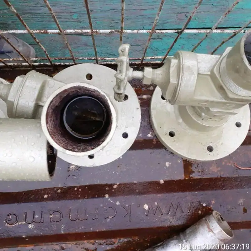 Tàu chở thủy thủ đoàn để bán