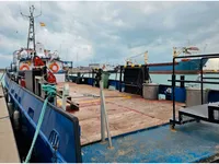 Tàu chở thủy thủ đoàn để bán