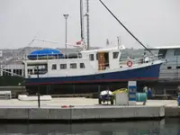Tàu kéo lưới để bán