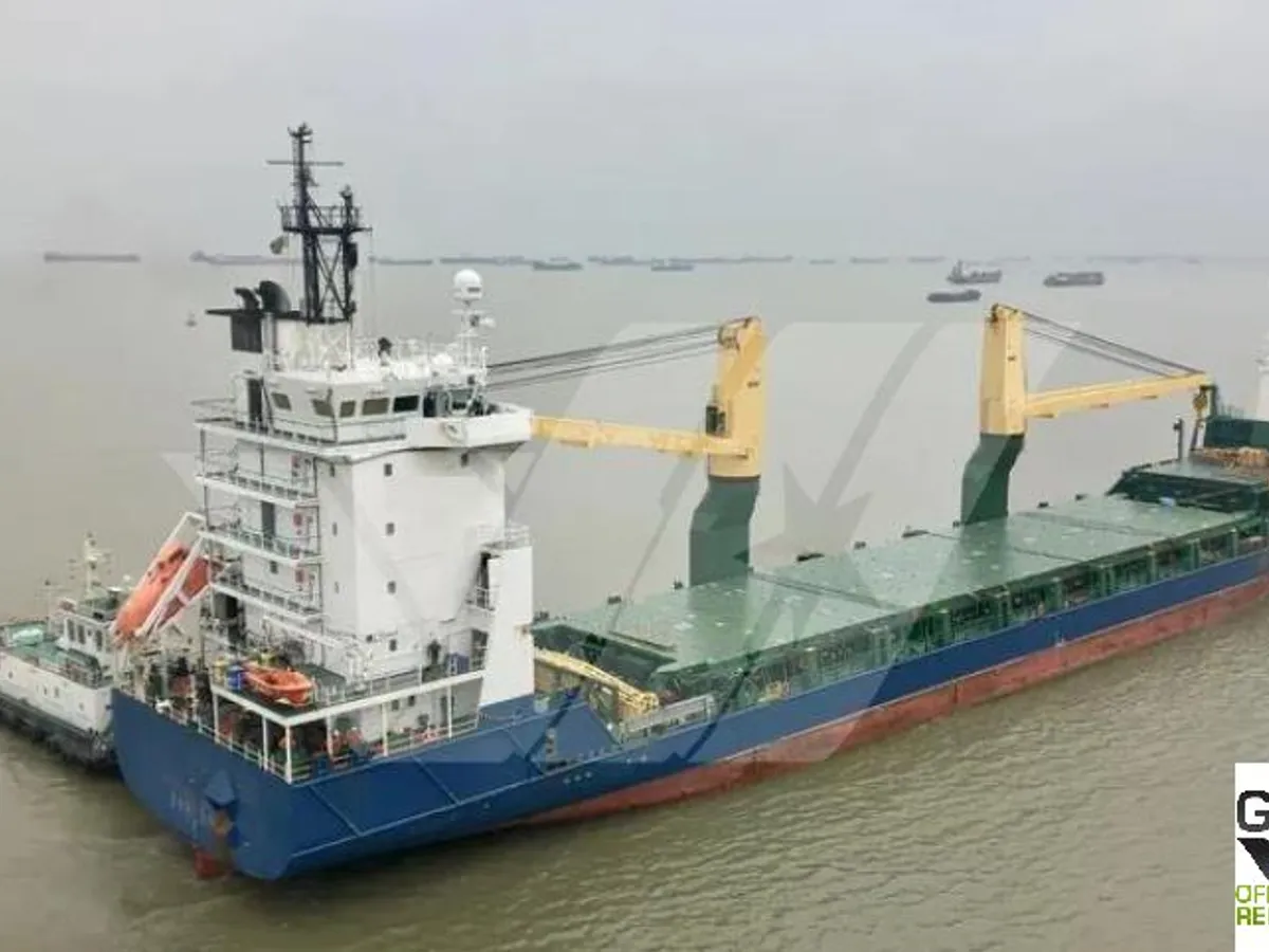 Tàu chở hàng khô để bán