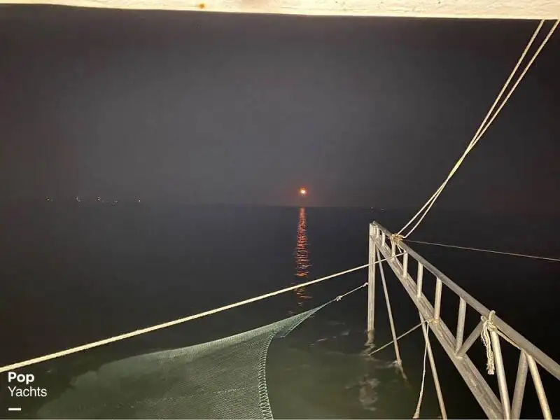 Tàu kéo lưới để bán