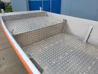 Tàu làm việc để bán