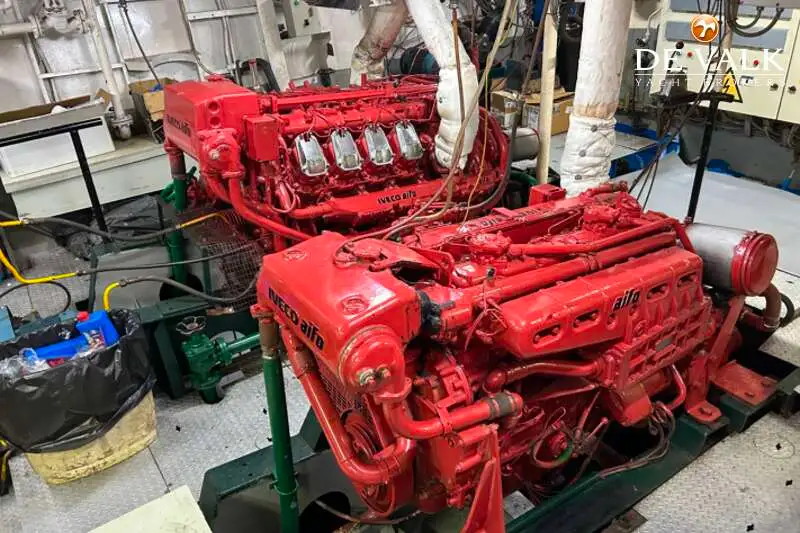 Tàu du lịch để bán