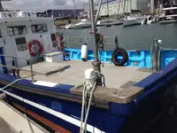 Tàu làm việc để bán