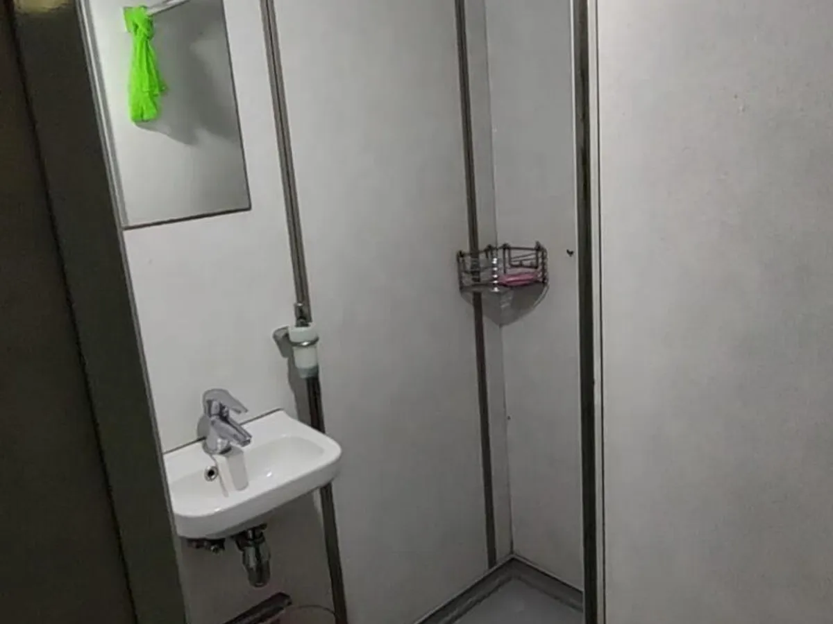 Tàu chở thủy thủ đoàn để bán