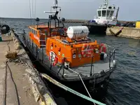 Tàu chở thủy thủ đoàn để bán