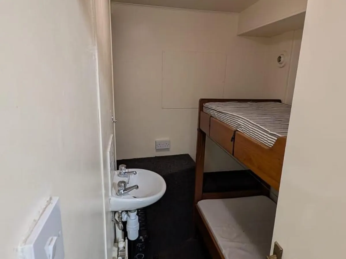 Tàu khảo sát để bán